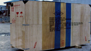 合板張りの木箱梱包
